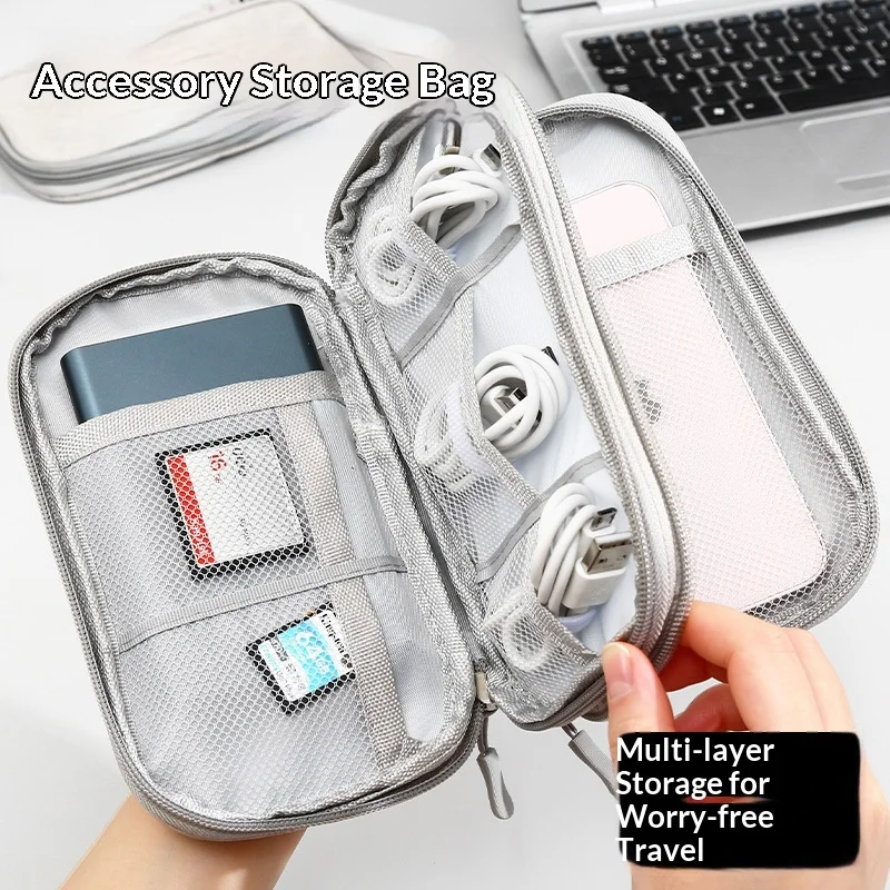 Tech Accessories Case - 多層構造の旅行用ケーブル収納バッグ。防水仕様で、充電器、USBケーブル、スマートフォン、イヤホンなどの電子機器アクセサリーを収納できます。